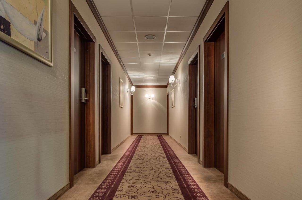 Hotel-Restauracja Platan Chrzanów Exteriör bild